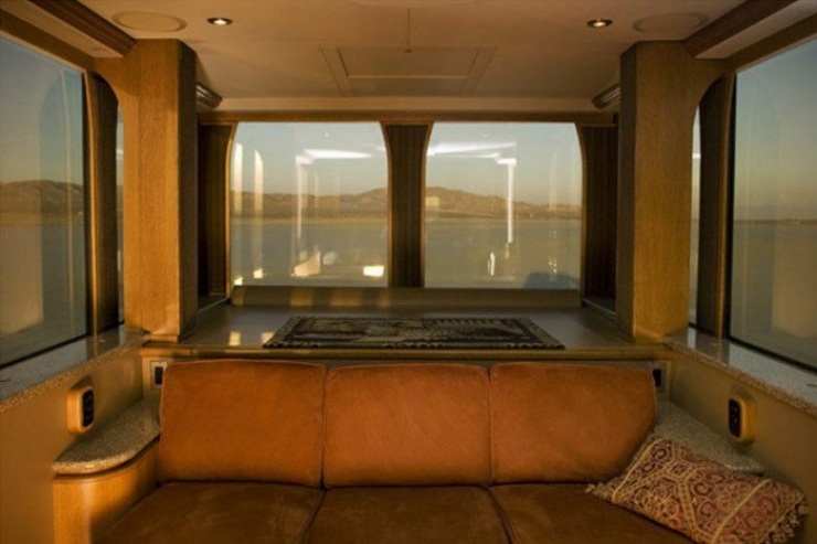 Illustration de l'article : 2.6 million euros, that's the price of this luxury motor home... Wait until you see the inside!