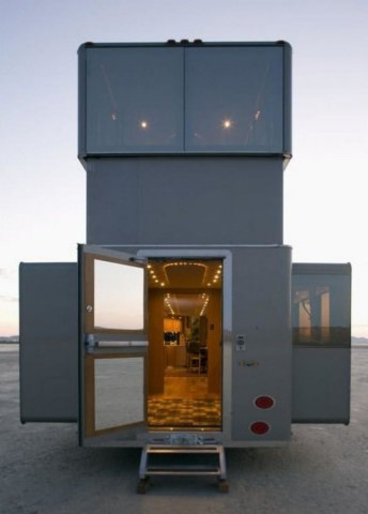 Illustration de l'article : 2.6 million euros, that's the price of this luxury motor home... Wait until you see the inside!