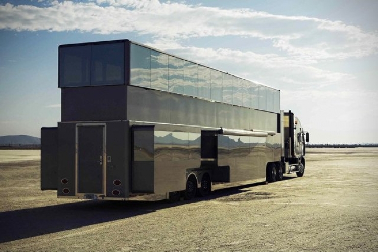 Illustration de l'article : 2.6 million euros, that's the price of this luxury motor home... Wait until you see the inside!
