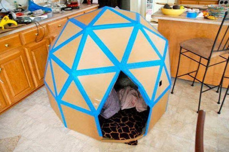 Illustration de l'article : Here are 15 ideas for kids' toys to make with some cardboard boxes... Some genius ideas!