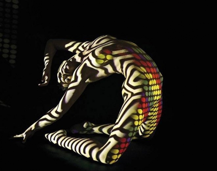 Illustration de l'article : Although they are nude, these women are dressed in light and it's absolutely gorgeous!