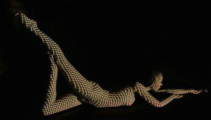 Illustration de l'article : Although they are nude, these women are dressed in light and it's absolutely gorgeous!