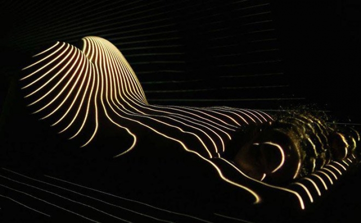 Illustration de l'article : Although they are nude, these women are dressed in light and it's absolutely gorgeous!