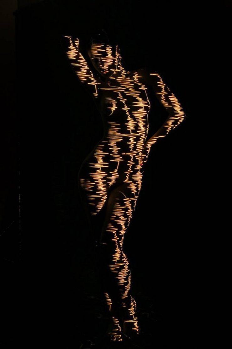 Illustration de l'article : Although they are nude, these women are dressed in light and it's absolutely gorgeous!