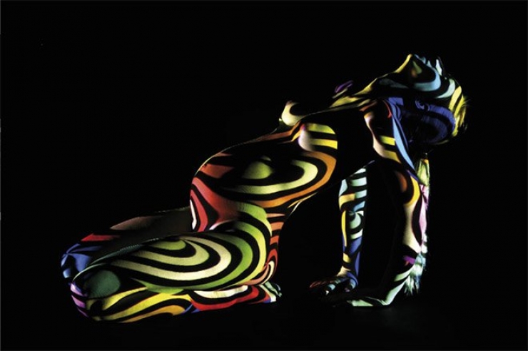 Illustration de l'article : Although they are nude, these women are dressed in light and it's absolutely gorgeous!