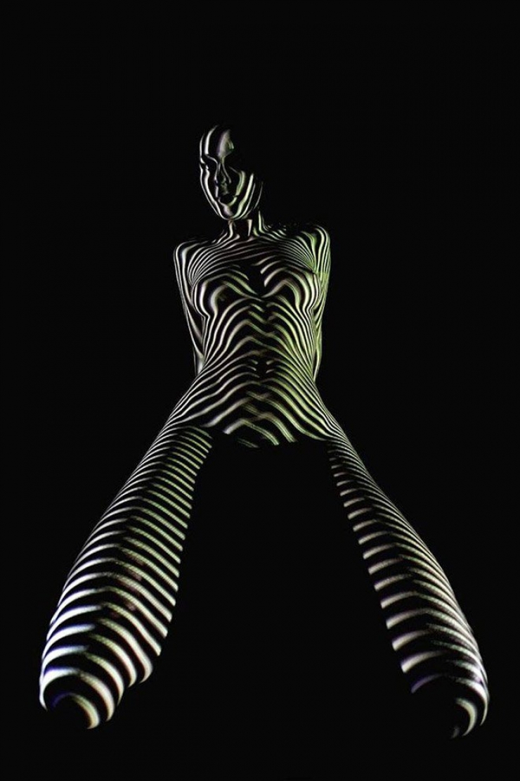 Illustration de l'article : Although they are nude, these women are dressed in light and it's absolutely gorgeous!