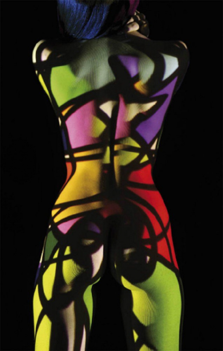 Illustration de l'article : Although they are nude, these women are dressed in light and it's absolutely gorgeous!