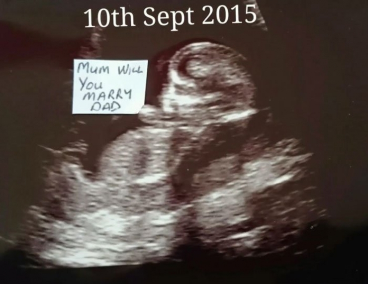 Illustration de l'article : By taking selfies, he hid his marriage proposals to his girlfriend for months... Here's why: