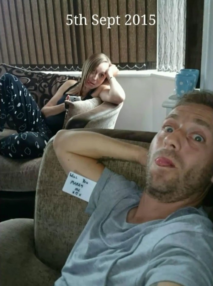 Illustration de l'article : By taking selfies, he hid his marriage proposals to his girlfriend for months... Here's why: