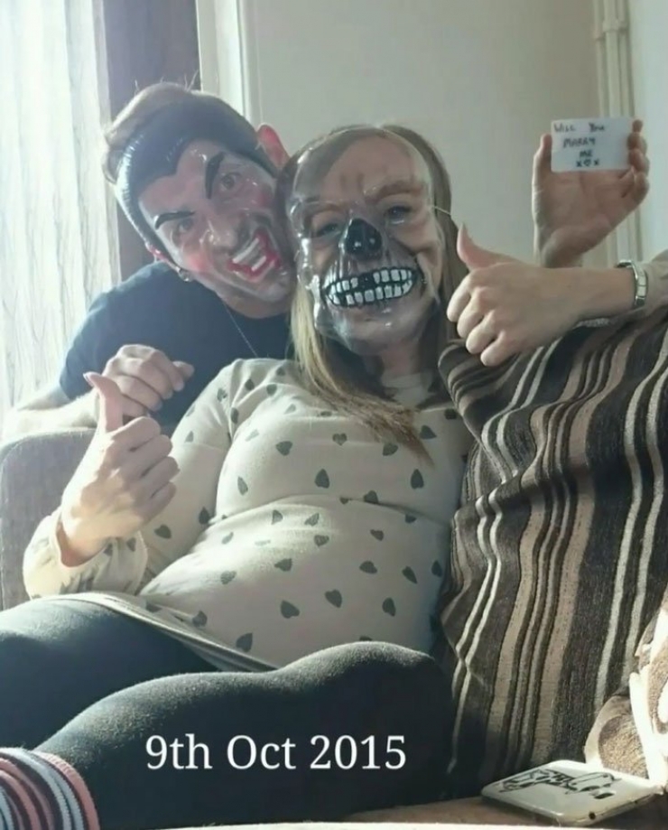 Illustration de l'article : By taking selfies, he hid his marriage proposals to his girlfriend for months... Here's why: