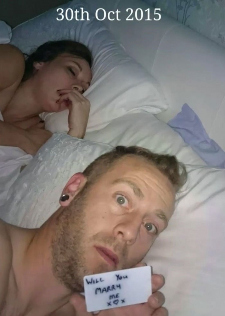 Illustration de l'article : By taking selfies, he hid his marriage proposals to his girlfriend for months... Here's why: