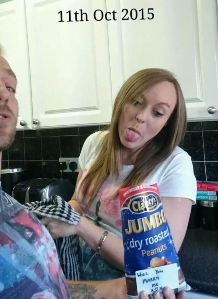 Illustration de l'article : By taking selfies, he hid his marriage proposals to his girlfriend for months... Here's why: