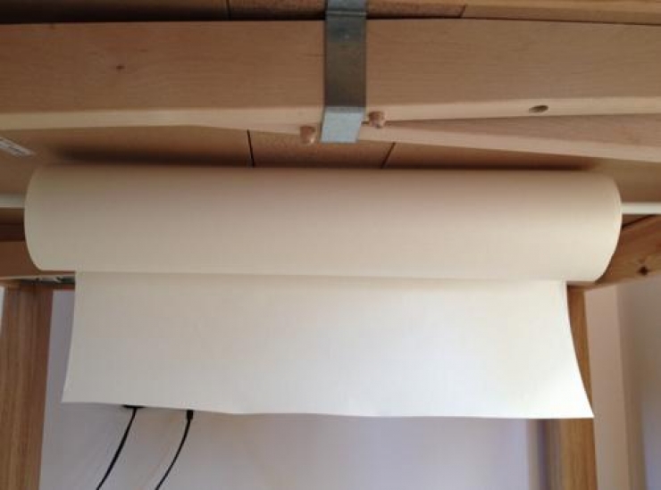 Illustration de l'article : She buys tension rods but doesn't use them for curtains... A BRILLIANT idea!