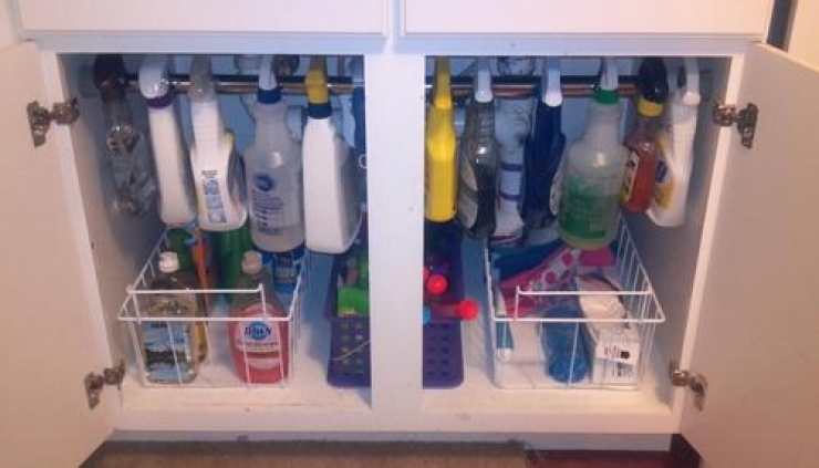 Illustration de l'article : She buys tension rods but doesn't use them for curtains... A BRILLIANT idea!