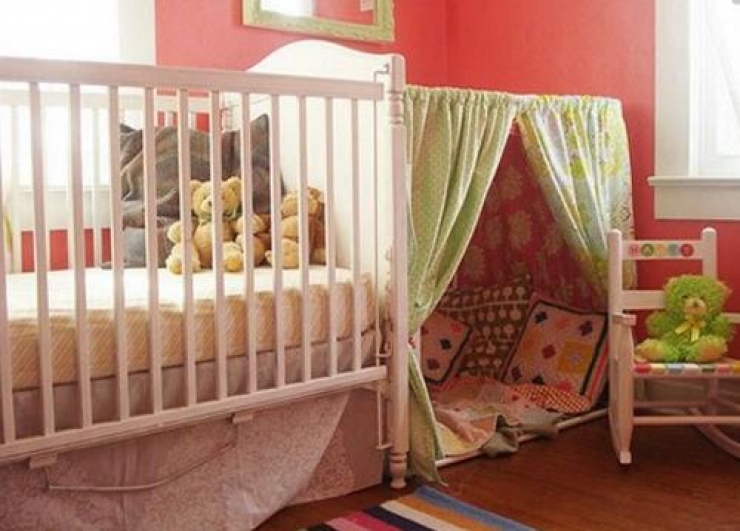 Illustration de l'article : She buys tension rods but doesn't use them for curtains... A BRILLIANT idea!