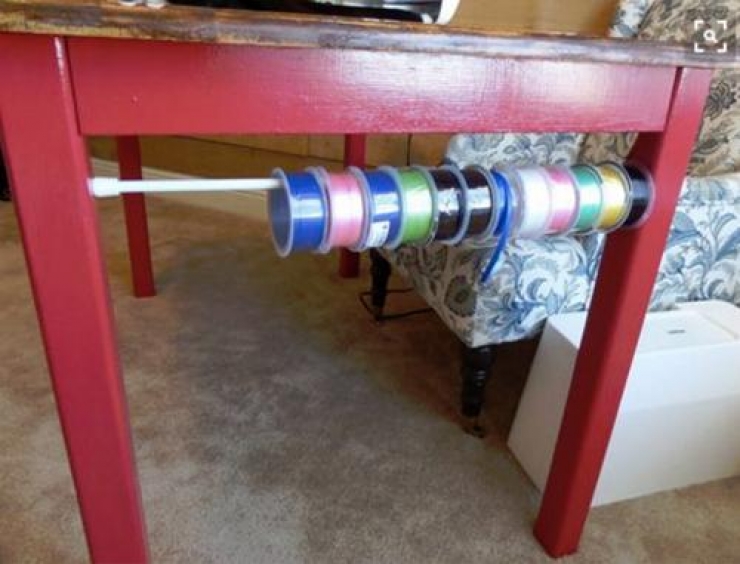 Illustration de l'article : She buys tension rods but doesn't use them for curtains... A BRILLIANT idea!