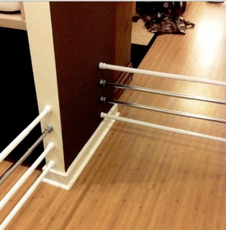 Illustration de l'article : She buys tension rods but doesn't use them for curtains... A BRILLIANT idea!