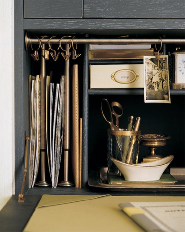 Illustration de l'article : She buys tension rods but doesn't use them for curtains... A BRILLIANT idea!