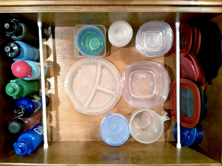 Illustration de l'article : She buys tension rods but doesn't use them for curtains... A BRILLIANT idea!