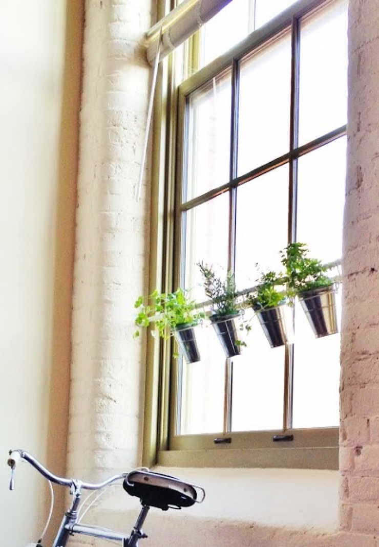 Illustration de l'article : She buys tension rods but doesn't use them for curtains... A BRILLIANT idea!