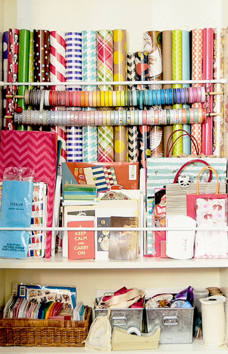 Illustration de l'article : She buys tension rods but doesn't use them for curtains... A BRILLIANT idea!