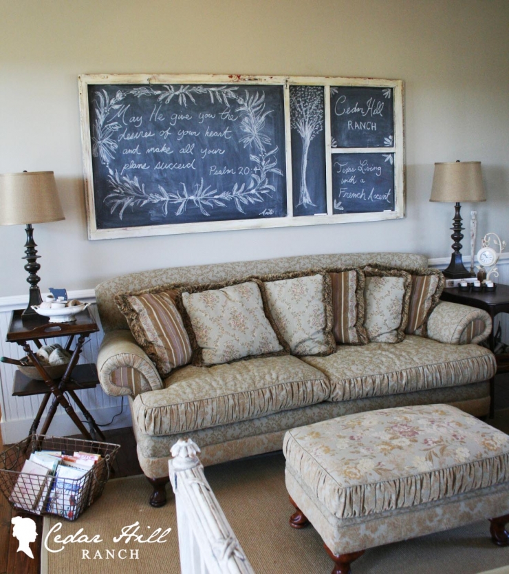 Illustration de l'article : By recycling a wooden screen door, she creates beautiful decorative objects... 13 brilliant ideas!