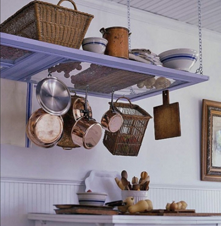 Illustration de l'article : By recycling a wooden screen door, she creates beautiful decorative objects... 13 brilliant ideas!