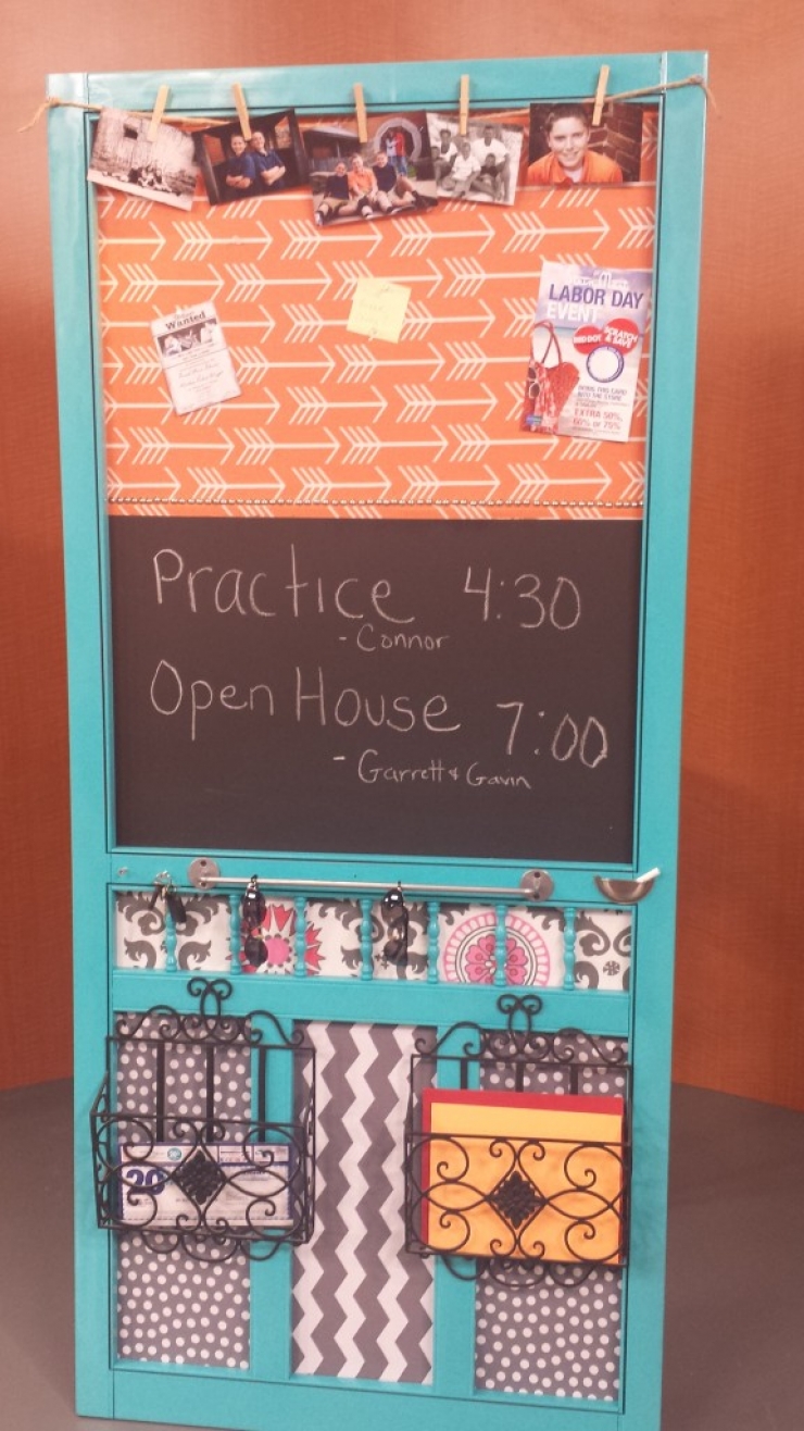 Illustration de l'article : By recycling a wooden screen door, she creates beautiful decorative objects... 13 brilliant ideas!