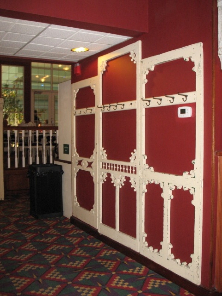 Illustration de l'article : By recycling a wooden screen door, she creates beautiful decorative objects... 13 brilliant ideas!