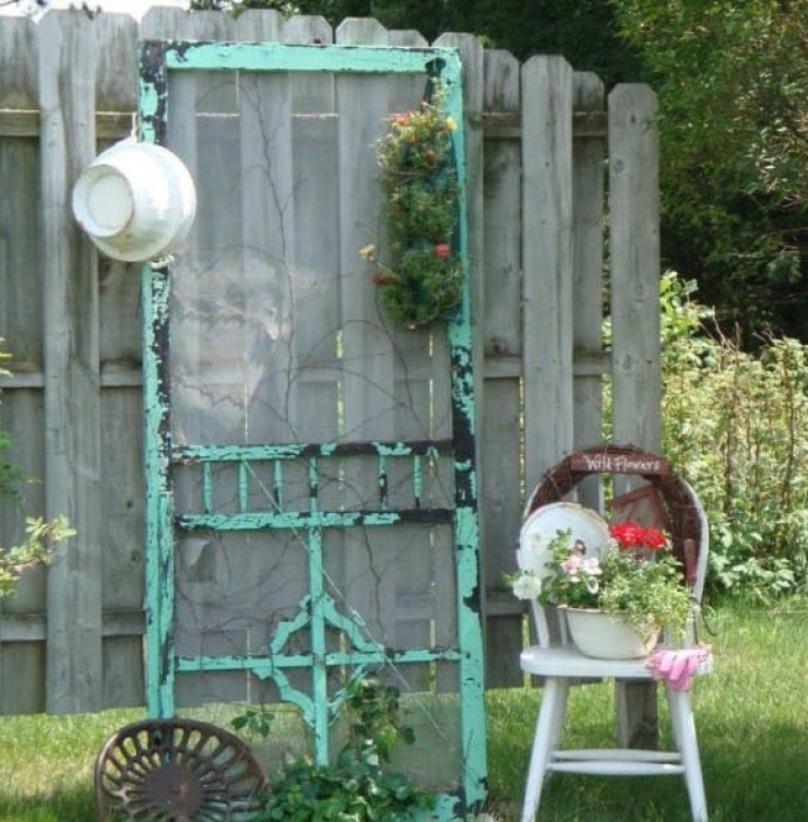 Illustration de l'article : By recycling a wooden screen door, she creates beautiful decorative objects... 13 brilliant ideas!