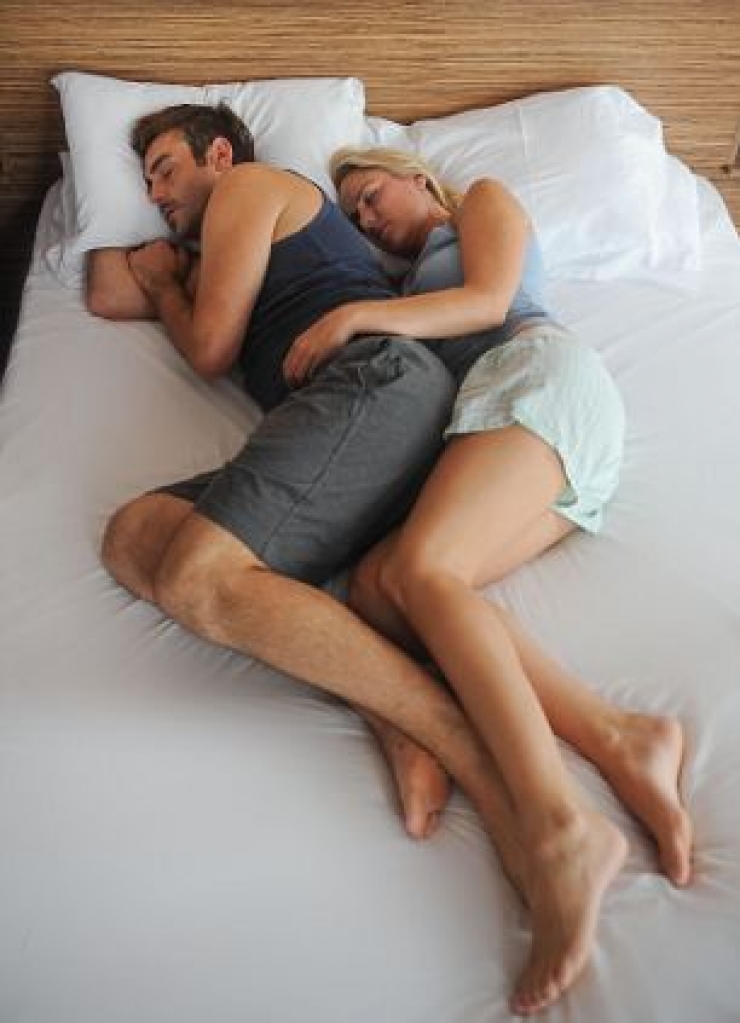 Illustration de l'article : Your sleep position says a lot about your relationship... Surprising!