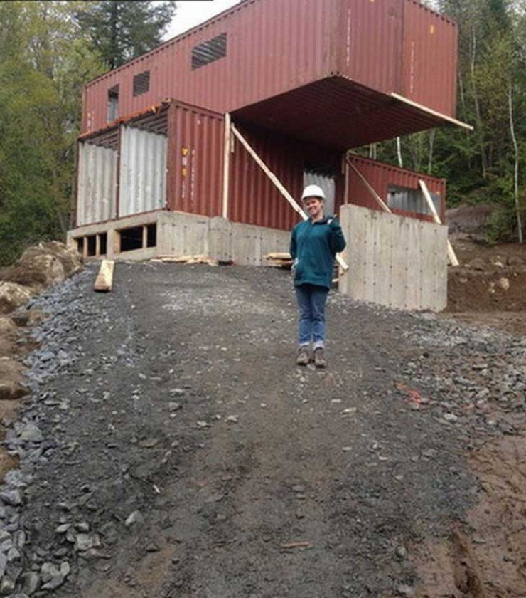 Illustration de l'article : She recycles 4 shipping containers and transforms them in a beautiful way... You won't believe the results!