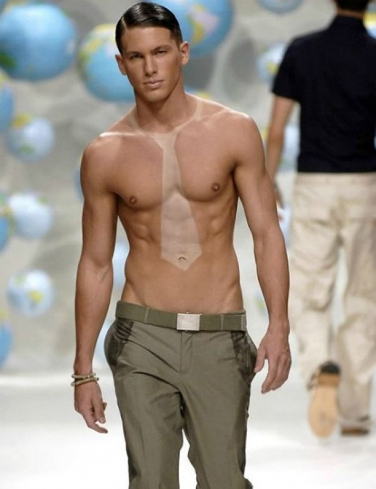 Illustration de l'article : The 24 most awkward tan lines this summer...