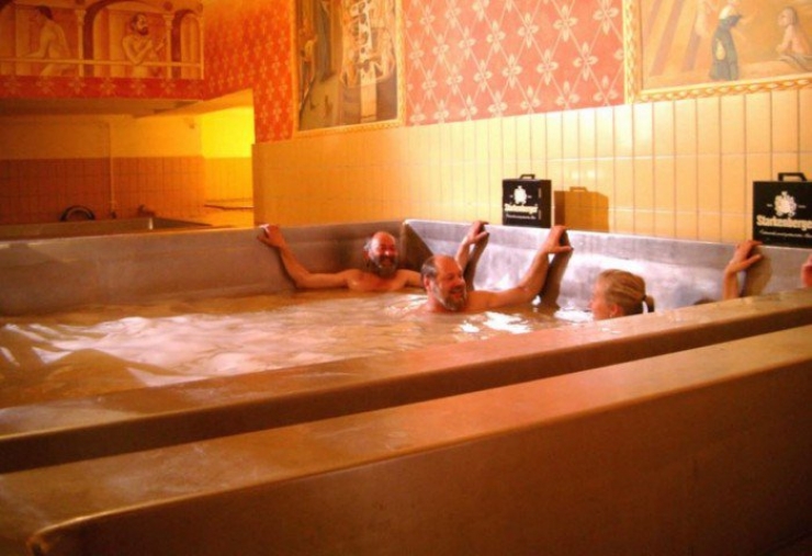 Illustration de l'article : What would you say about a brewery that invites you to immerse yourself... in a pool full of beer?