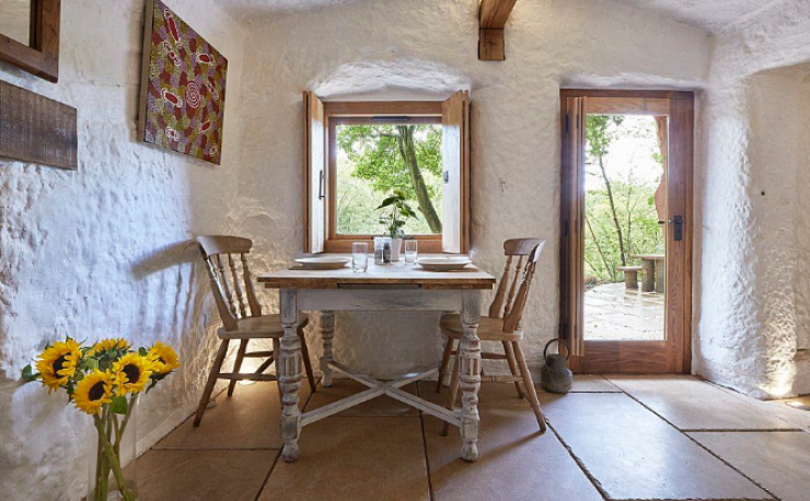 Illustration de l'article : He lives in this 800-year old cave... But when you see the inside, you’ll immediately understand why!