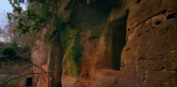 Illustration de l'article : He lives in this 800-year old cave... But when you see the inside, you’ll immediately understand why!