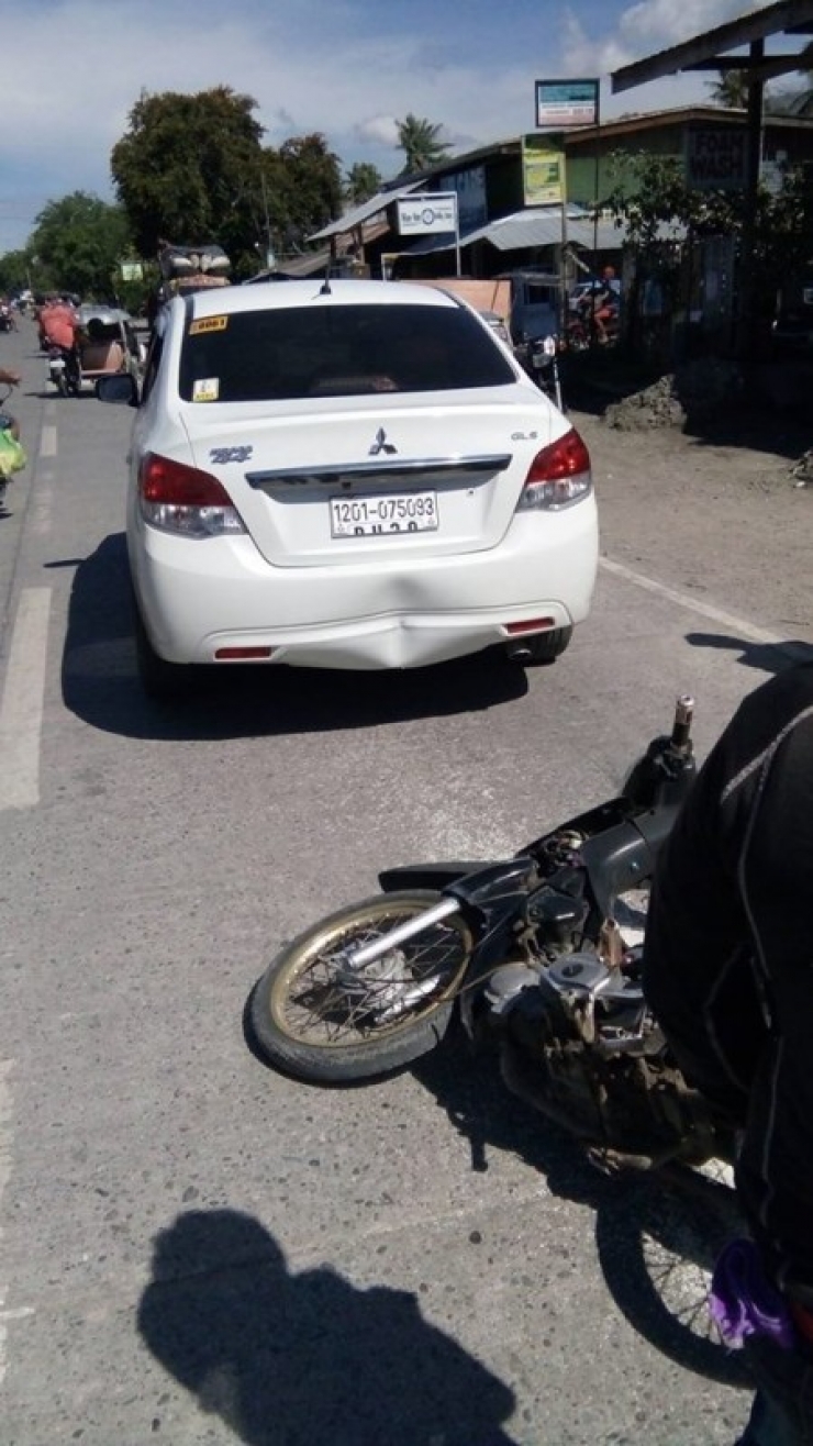 Illustration de l'article : When hit by a motorcyclist, this driver was furious, but when he saw what was on the ground, his heart sank!