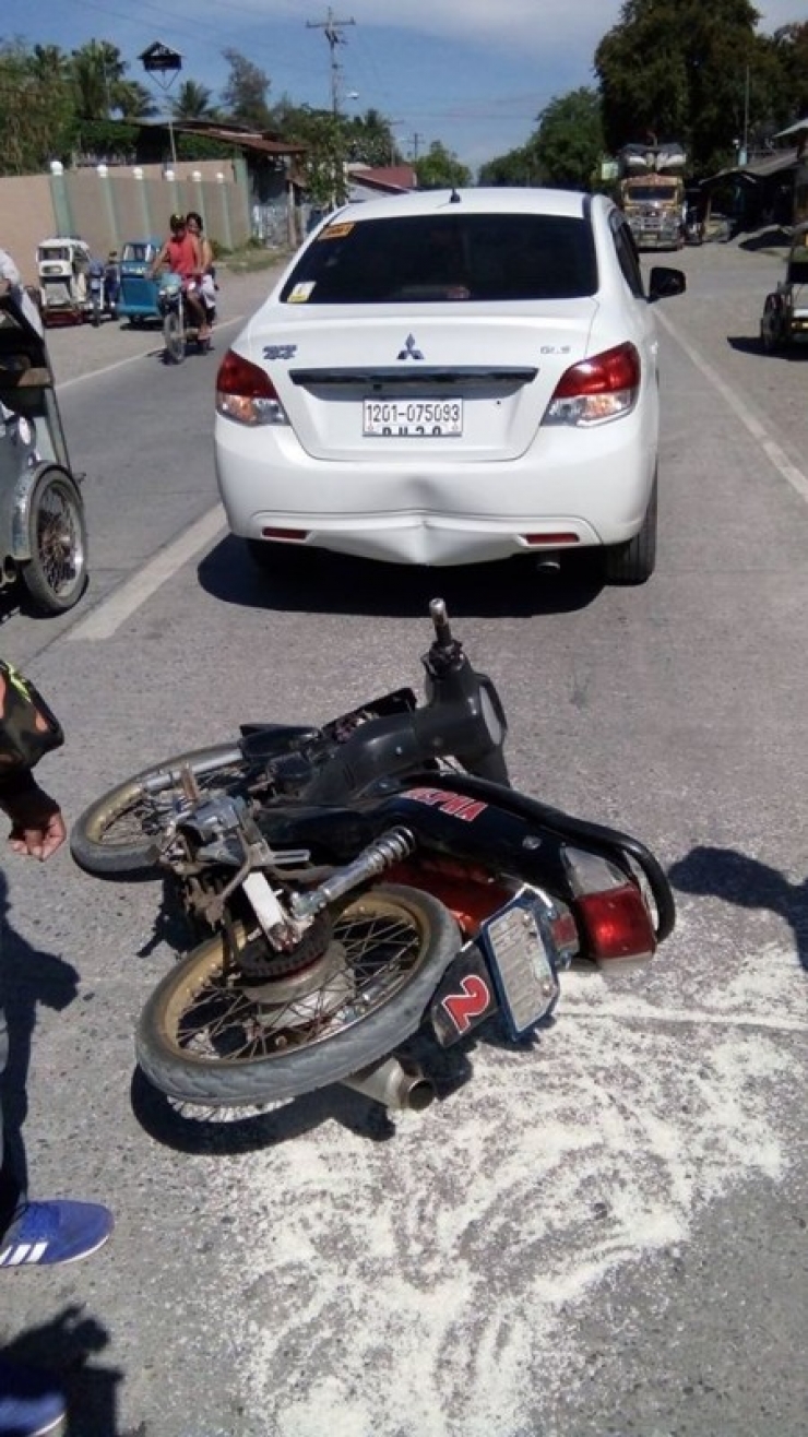 Illustration de l'article : When hit by a motorcyclist, this driver was furious, but when he saw what was on the ground, his heart sank!