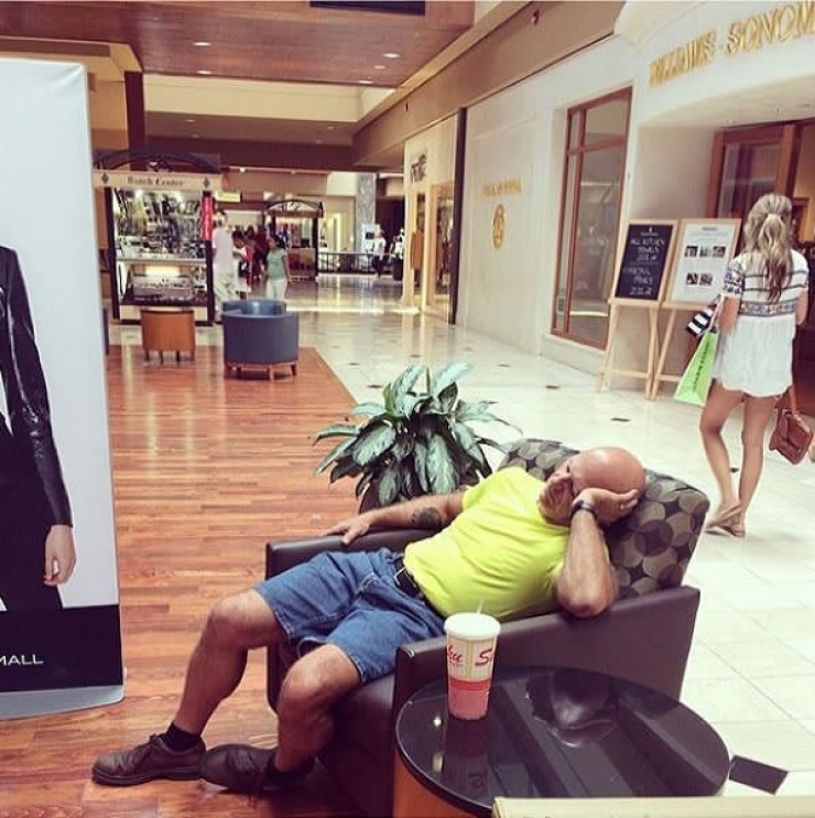 Illustration de l'article : 20 photos proving that the majority of men don’t like to shop...
