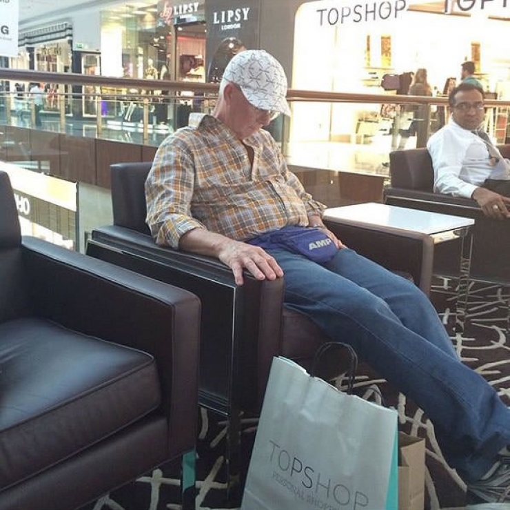 Illustration de l'article : 20 photos proving that the majority of men don’t like to shop...