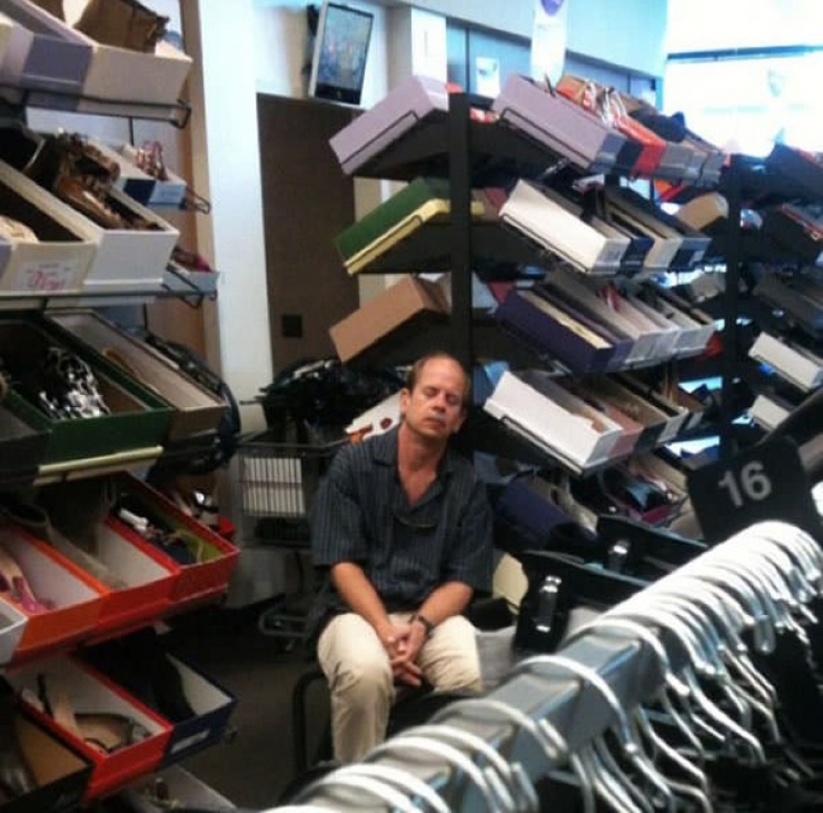 Illustration de l'article : 20 photos proving that the majority of men don’t like to shop...
