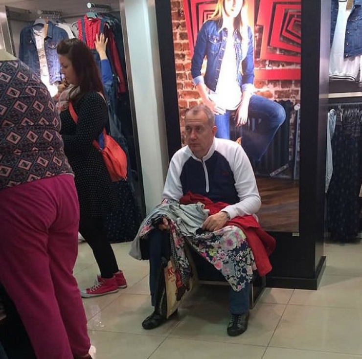 Illustration de l'article : 20 photos proving that the majority of men don’t like to shop...