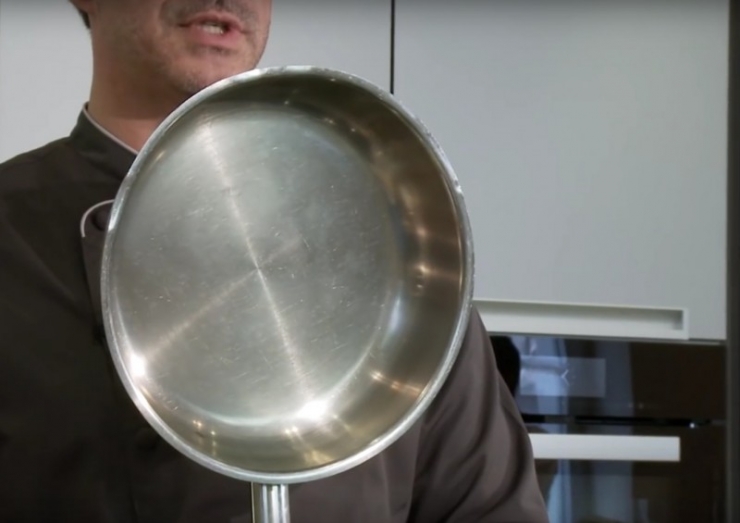 Illustration de l'article : What she smears on her bottom, we all have at home &ndash; but no one uses it!