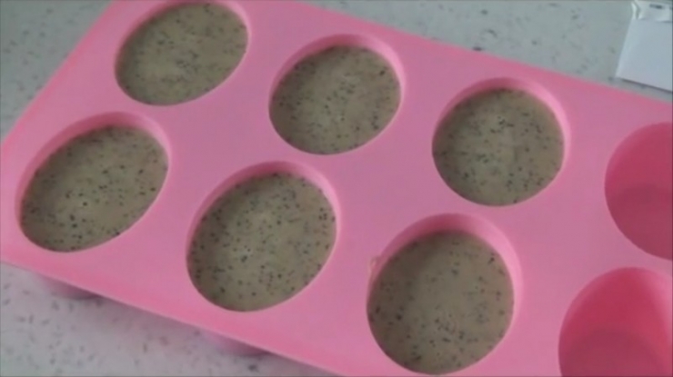 Illustration de l'article : What she smears on her bottom, we all have at home &ndash; but no one uses it!