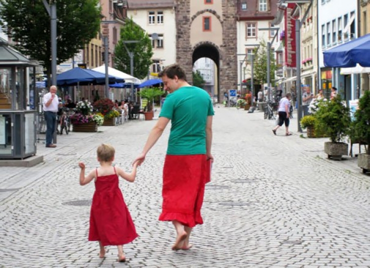 Illustration de l'article : A father will do anything for his child! These 17 photos prove it, and it's so cute...
