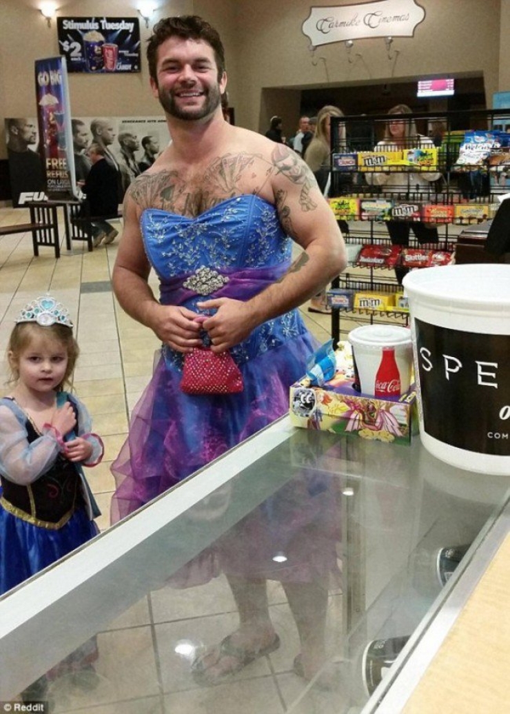 Illustration de l'article : A father will do anything for his child! These 17 photos prove it, and it's so cute...