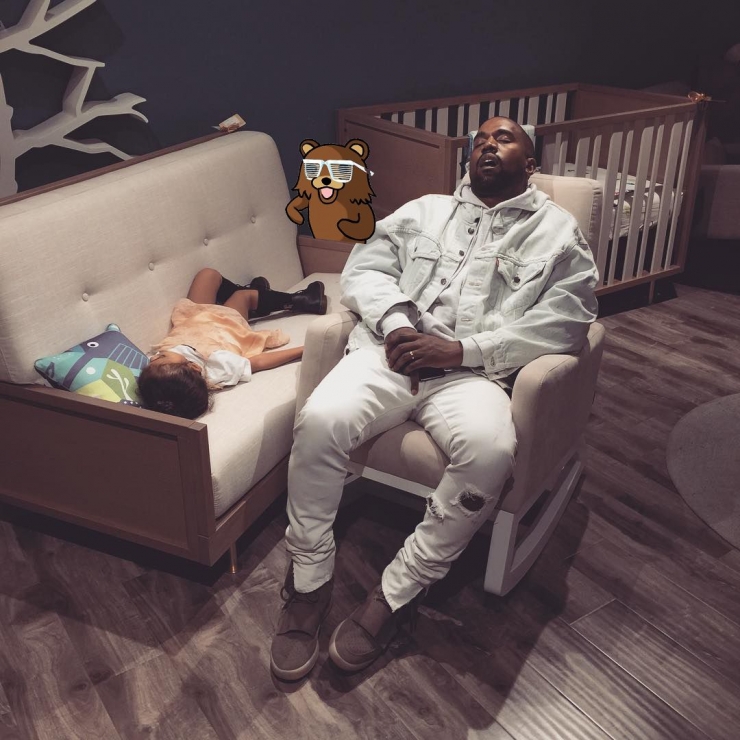 Illustration de l'article : Kanye West falls asleep and internet users have some fun Photoshopping him...