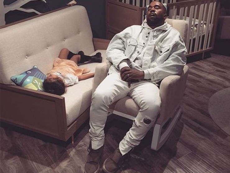 Illustration de l'article : Kanye West falls asleep and internet users have some fun Photoshopping him...