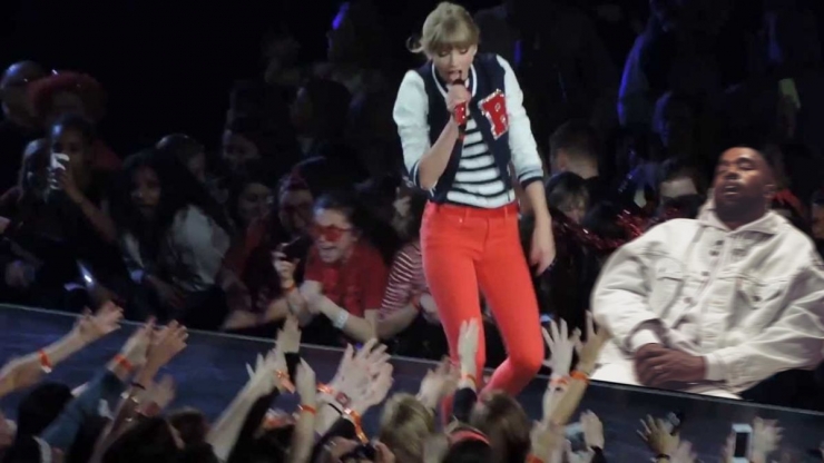 Illustration de l'article : Kanye West falls asleep and internet users have some fun Photoshopping him...