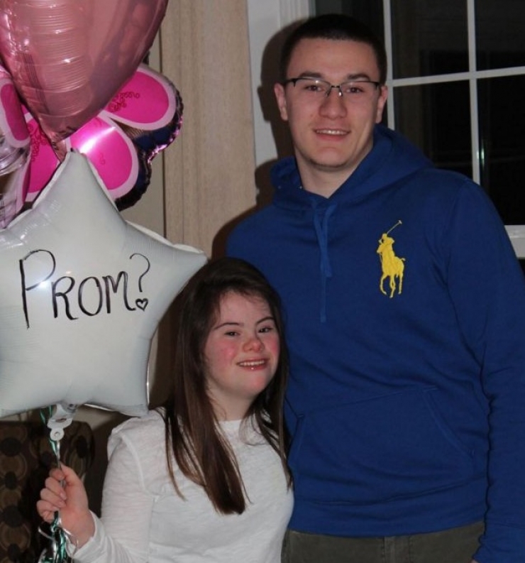 Illustration de l'article : 7 years later, he makes good on the promise he made this girl... Kudos to him!